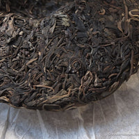 Leaves detail of Pu'er shengpu Chinese tea pressed cake brick vintage and aged, 2008 spring harvest, from Yiwu in Yunnan