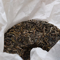 Pu'er sheng pu spring harvest vintage and aged in pressed cake, from Lunan Pasha Yunnan, Ancient trees gushu, leaf detail