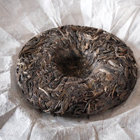 Pu'er sheng pu autumn harvest vintage and aged  in pressed cake, from Yunnan, Ancient trees gushu, leaf detail