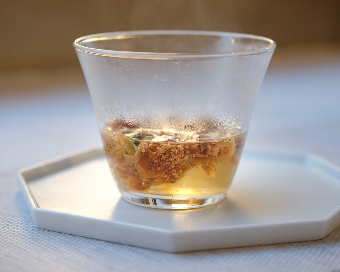 Camellia assamica flowers Daye tea, tea flower infused in glass gaiwan teapot, from Yunnan China